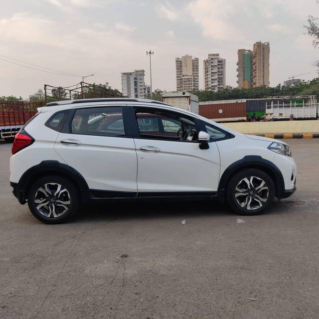 https://images10.gaadi.com/usedcar_image/4228119/original/processed_42f2bb1ec4137caf9e18adf09e572a2c.jpg?imwidth=6401