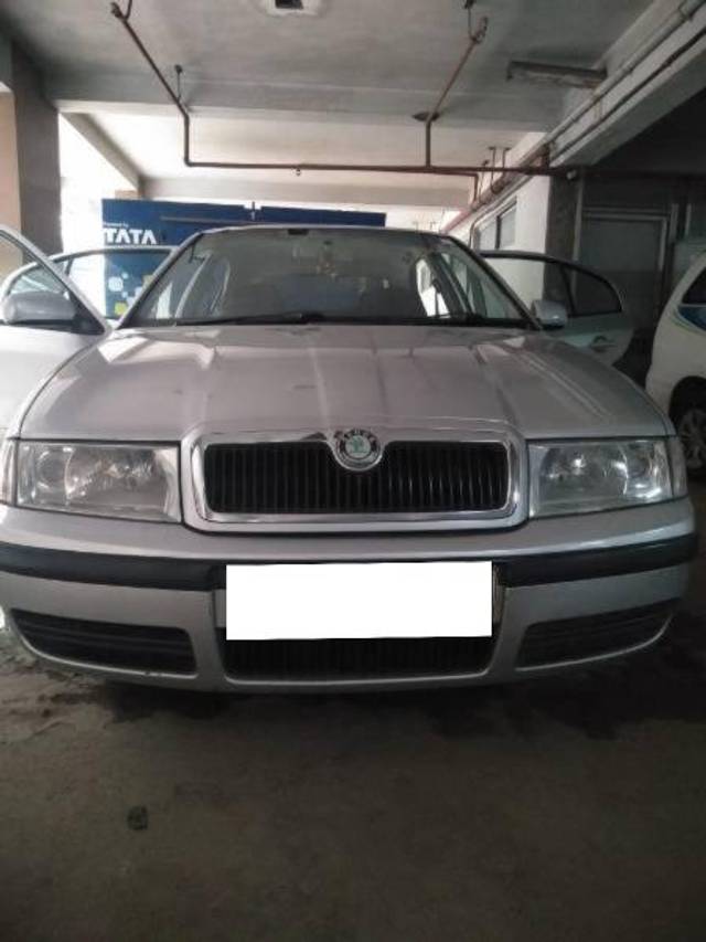 https://images10.gaadi.com/usedcar_image/4228123/original/processed_37e469ed-3eba-4047-9c49-2f1d07049cef.jpg?imwidth=6400