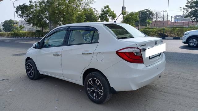 https://images10.gaadi.com/usedcar_image/4228147/original/processed_6e9a24b00f35ea2409cf2125cb82a7c8.jpg?imwidth=6402