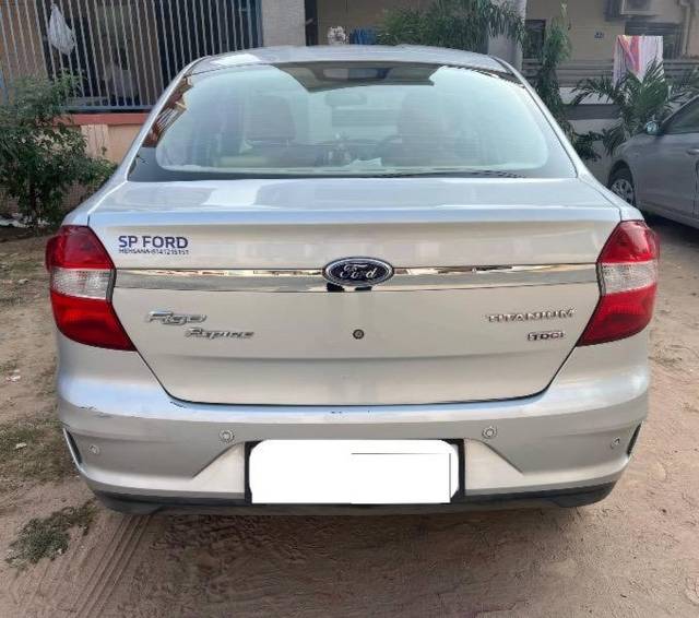 https://images10.gaadi.com/usedcar_image/4228308/original/processed_0561630d-18cd-4724-a1e3-3d42b6a9b165.jpeg?imwidth=6402