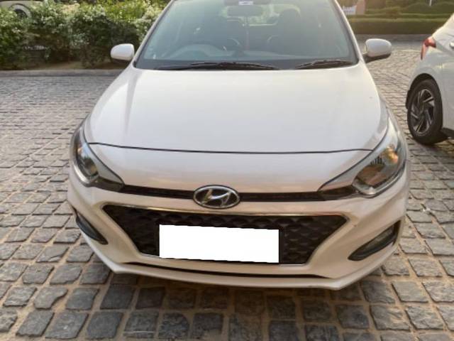 https://images10.gaadi.com/usedcar_image/4228444/original/processed_e14c1212-9ff0-45ac-914b-02d8ebd193ed.jpeg?imwidth=6400