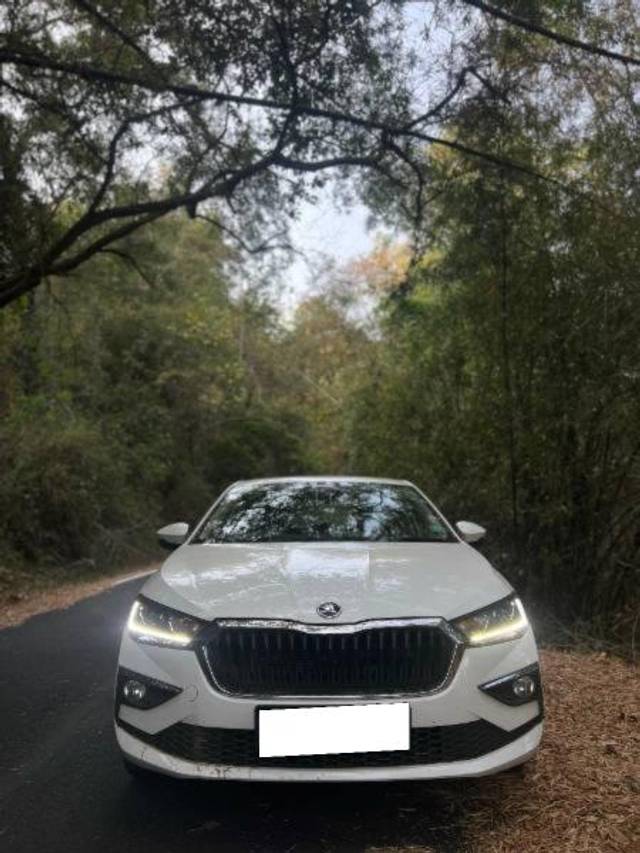 https://images10.gaadi.com/usedcar_image/4228560/original/processed_a2f28e45-7348-4700-93c0-1a0bfa726579.jpg?imwidth=6400