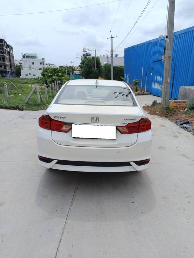 https://images10.gaadi.com/usedcar_image/4228893/original/processed_6eec46cd6a8ade1494a75892c898313a.jpg?imwidth=6402