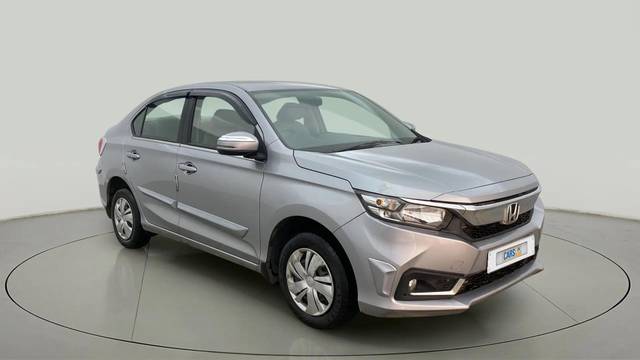 https://images10.gaadi.com/usedcar_image/4228896/original/4b6b4578b693ad1c2d214d4d286bc177.jpg?imwidth=6400