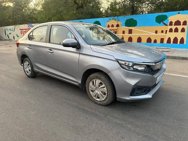 https://images10.gaadi.com/usedcar_image/4228944/original/processed_468b6a11a3a913748bf15de1463063b4.jpg?imwidth=6400