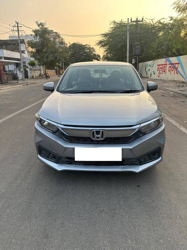 https://images10.gaadi.com/usedcar_image/4228944/original/processed_b881ef8c20ac1b1f111d169e251b3dde.jpg?imwidth=6402