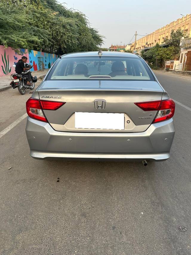 https://images10.gaadi.com/usedcar_image/4228944/original/processed_cb8b8997a95c2a7f90f02f316f9b6908.jpg?imwidth=6401