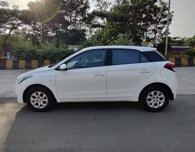 https://images10.gaadi.com/usedcar_image/4229025/original/processed_8930dda42d6f8204bdc9b6b62d21d887.jpg?imwidth=6402