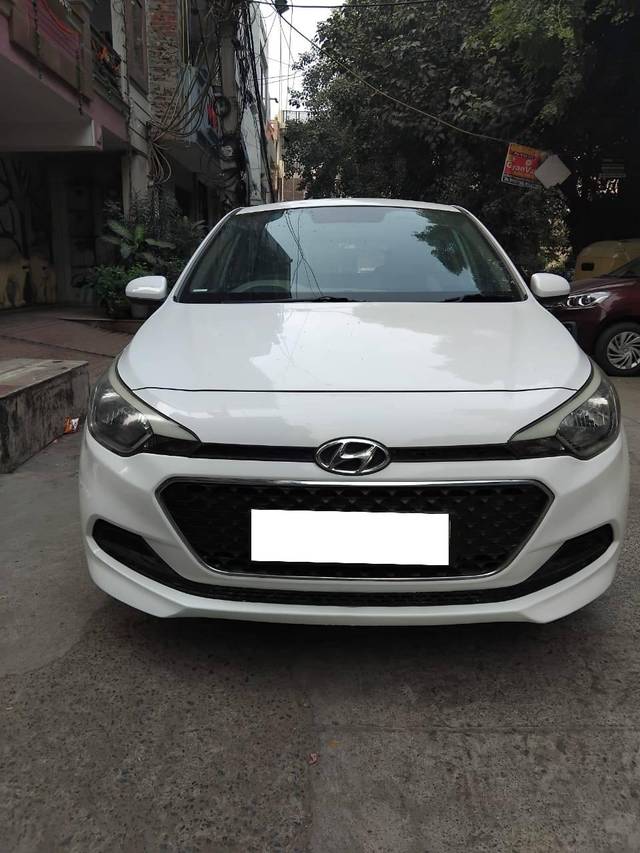 https://images10.gaadi.com/usedcar_image/4229121/original/processed_77abc3f8adbb964e036a85da1cda9c54.jpg?imwidth=6402