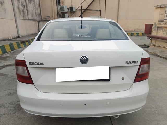 https://images10.gaadi.com/usedcar_image/4229309/original/processed_d3a18d2b3a2ba75a5a97cc7bf460574d.jpg?imwidth=6402