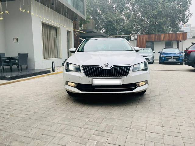 https://images10.gaadi.com/usedcar_image/4229340/original/processed_4ca0d66b11319d6c4f9d0c60acce4ddc.jpeg?imwidth=6402