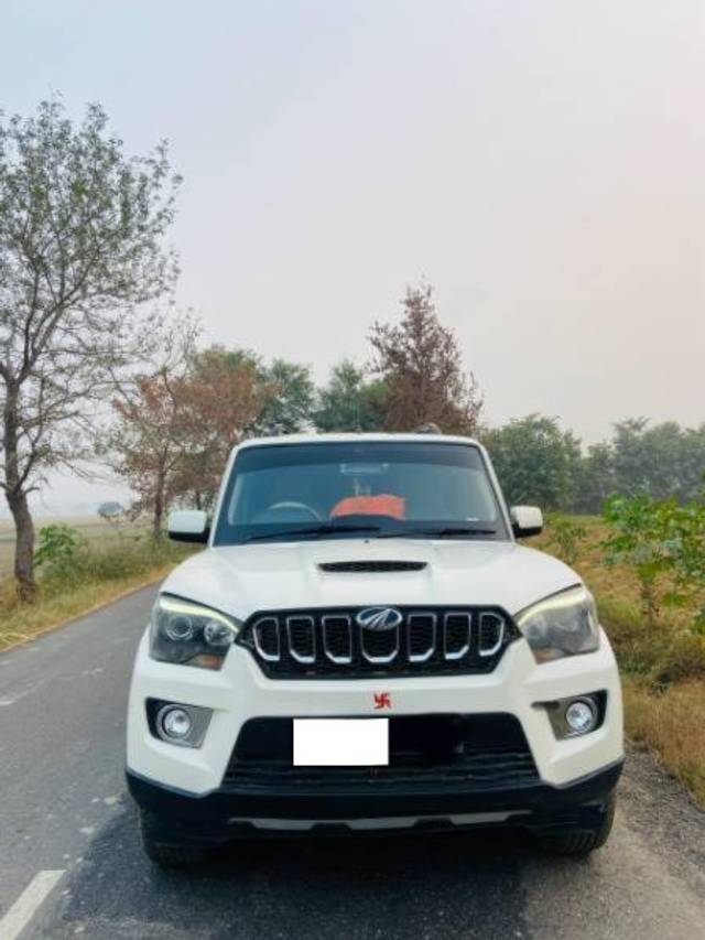 https://images10.gaadi.com/usedcar_image/4229364/original/processed_87335007-9bad-4d24-a85f-c42db195e39d.jpg?imwidth=6401