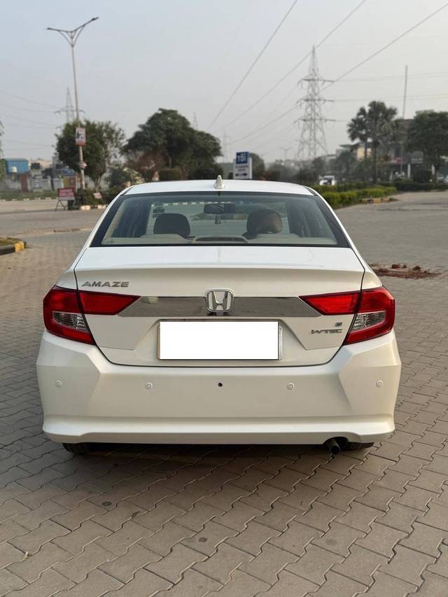 https://images10.gaadi.com/usedcar_image/4229372/original/processed_97a5f7b960ccafacd81d2b0e51f621f1.jpg?imwidth=6402