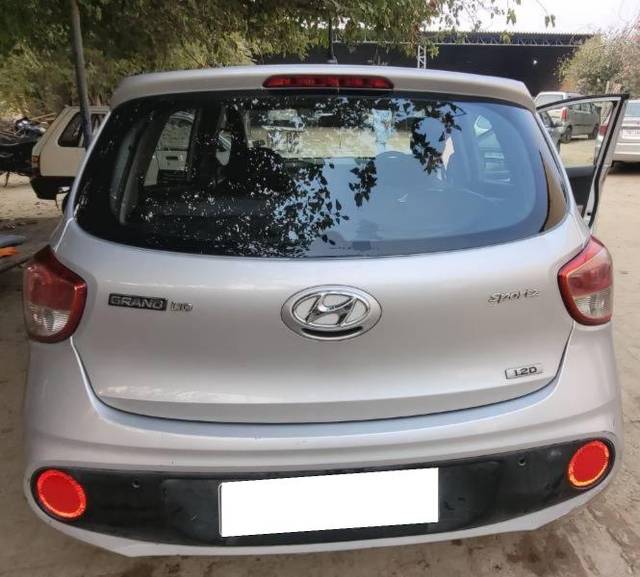 https://images10.gaadi.com/usedcar_image/4229441/original/processed_1701623c-93ba-452a-80be-6579f2e30e68.jpg?imwidth=6402