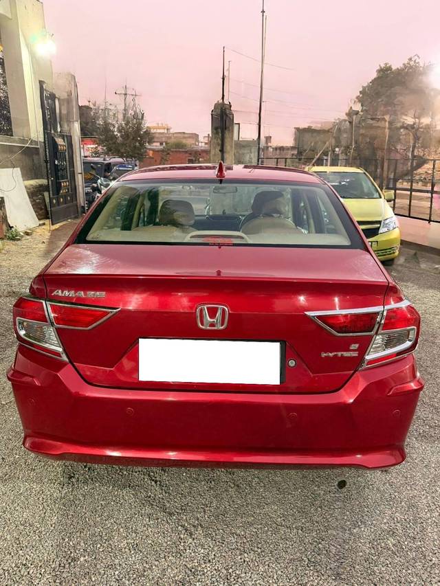 https://images10.gaadi.com/usedcar_image/4230001/original/processed_05b05049683a0b170224b47933362701.jpg?imwidth=6402