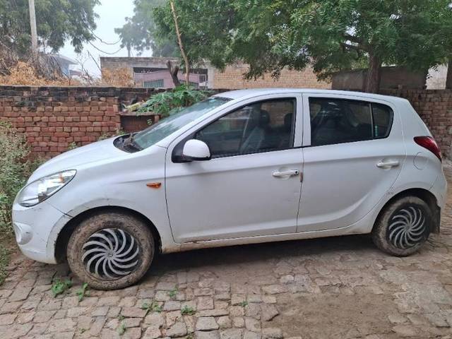 https://images10.gaadi.com/usedcar_image/4230087/original/processed_bd00403f-4fbc-4e25-8839-ea49628383e6.jpg?imwidth=6400