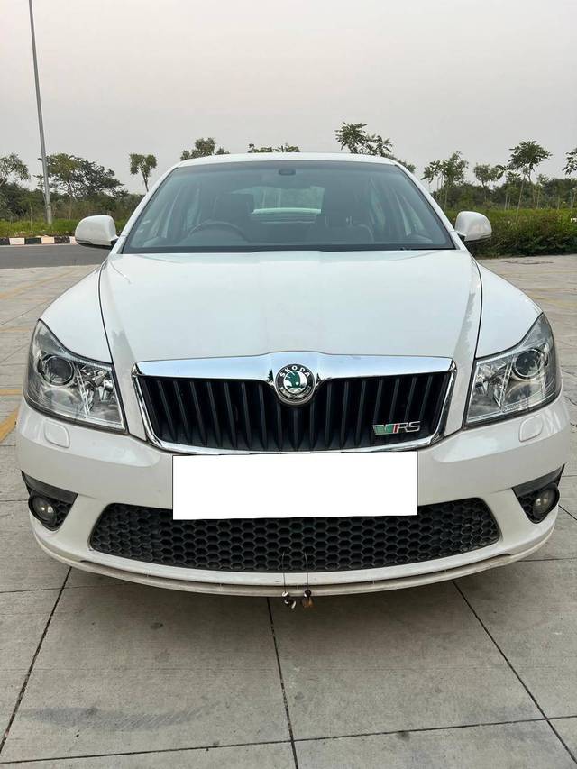 https://images10.gaadi.com/usedcar_image/4230122/original/processed_dd2f11a22926d76e7e8e3f2bae599ea3.jpg?imwidth=6402