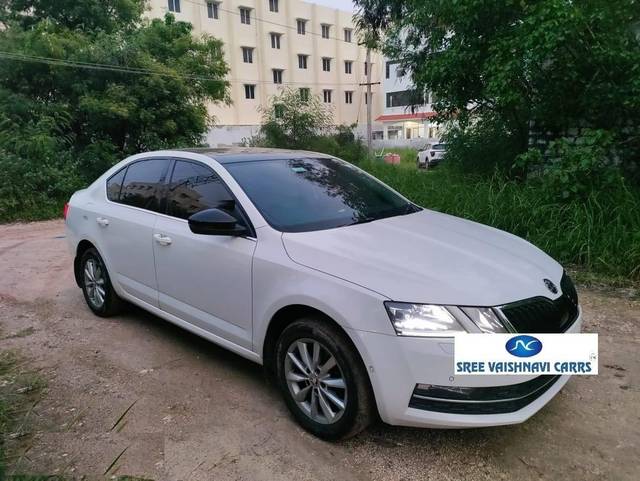 https://images10.gaadi.com/usedcar_image/4230244/original/processed_ad4a60196722914e783dd38f94017a7d.jpeg?imwidth=6400