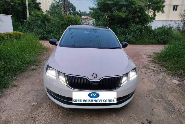 https://images10.gaadi.com/usedcar_image/4230244/original/processed_f65f3adfd4eb31c43a00919e58477c72.jpeg?imwidth=6402