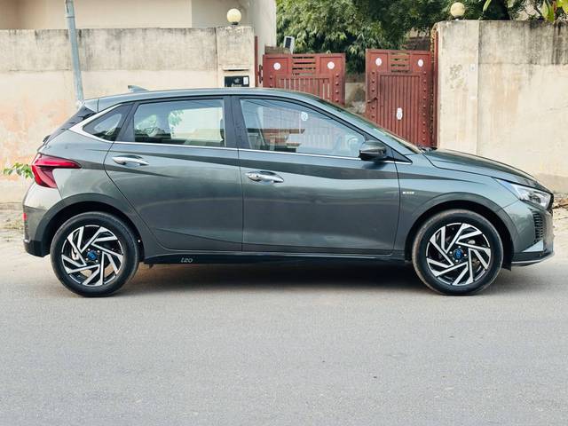 https://images10.gaadi.com/usedcar_image/4230324/original/processed_8feb5692df4b0cb1e9578227e1dbc7e5.jpeg?imwidth=6401