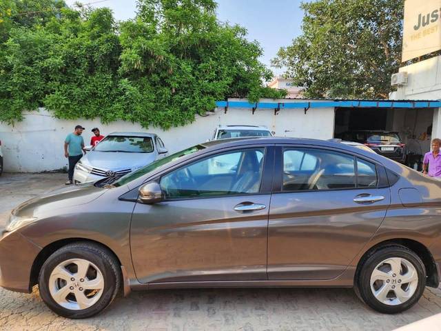 https://images10.gaadi.com/usedcar_image/4230381/original/processed_0017fe051db78a128776072a92375d99.jpg?imwidth=6402