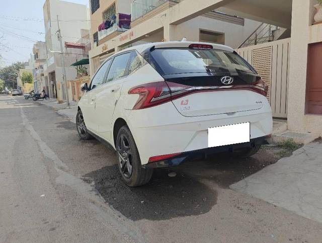 https://images10.gaadi.com/usedcar_image/4230399/original/processed_1323bfa8-1bc7-4923-9411-207c15a4ca39.jpg?imwidth=6402