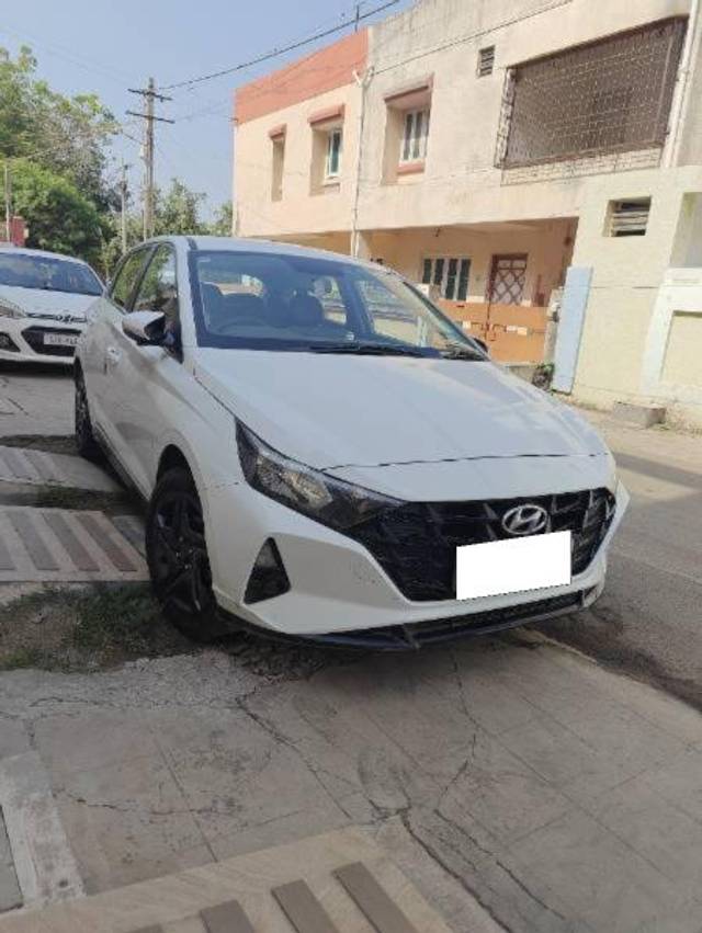 https://images10.gaadi.com/usedcar_image/4230399/original/processed_8aa43aca-67de-4e86-8e63-82a07df8b8b5.jpg?imwidth=6400