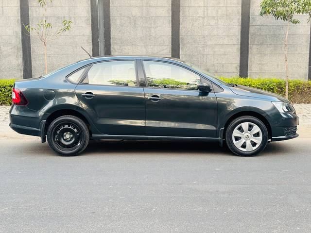 https://images10.gaadi.com/usedcar_image/4230800/original/f8e6c2fe4d0f9aae8bab6cd439046105.jpeg?imwidth=6401