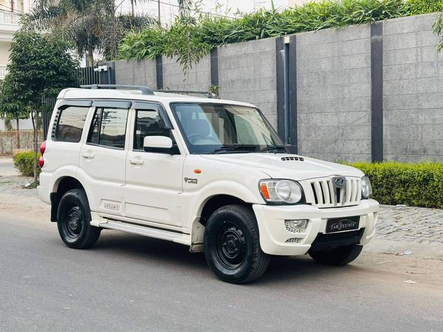 https://images10.gaadi.com/usedcar_image/4230815/original/processed_79c3fe3d3d7e188a0bede8757d443589.jpeg?imwidth=6400