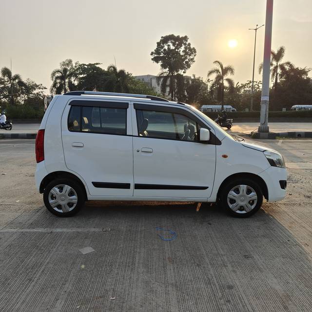 https://images10.gaadi.com/usedcar_image/4230954/original/2a094398084cd39a1396f3e934236a74.jpg?imwidth=6401