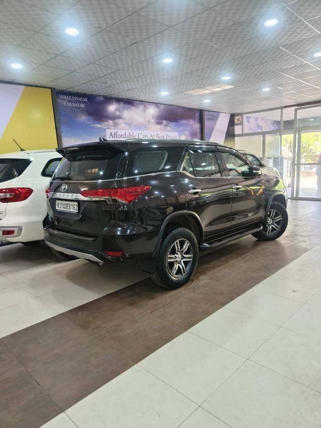 https://images10.gaadi.com/usedcar_image/4230963/original/processed_d33e2b6f03f63b6e497a3fe5b23b904d.jpg?imwidth=6402