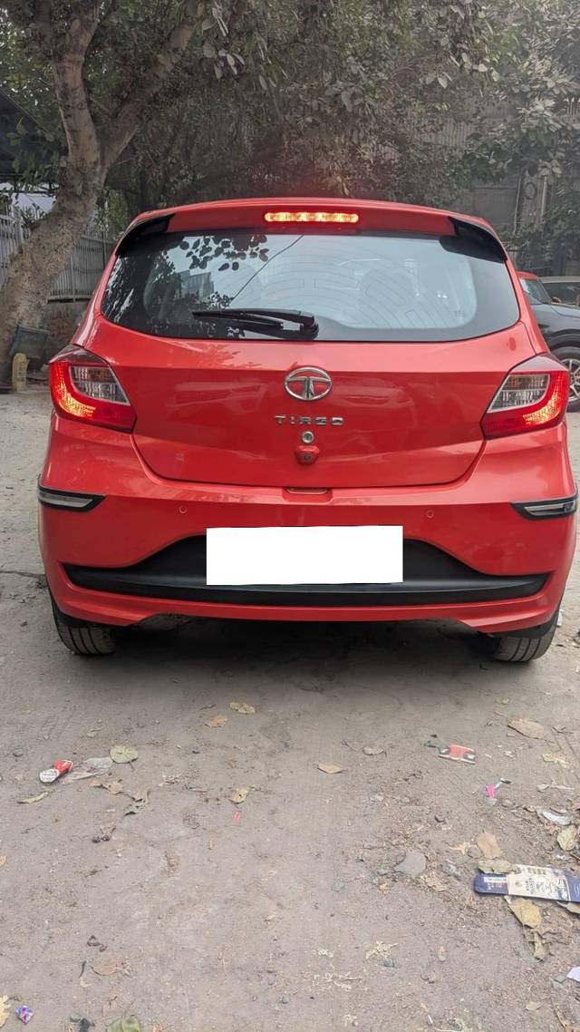 https://images10.gaadi.com/usedcar_image/4231036/original/processed_52d9f3ee9cb5d21a8d3b19b8b3df9cf3.jpg?imwidth=6402