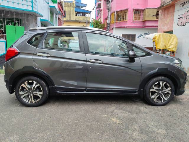 https://images10.gaadi.com/usedcar_image/4231055/original/processed_27108e62784e4748f5fa9f5dac19b94a.jpg?imwidth=6401