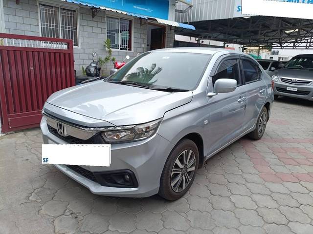 https://images10.gaadi.com/usedcar_image/4231175/original/processed_8e23abf85a27e0c4113306146fd981be.jpeg?imwidth=6402