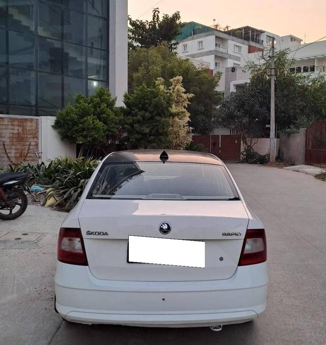 https://images10.gaadi.com/usedcar_image/4231195/original/processed_04e29bba2948f5405f7aa8ad0077174b.jpeg?imwidth=6401