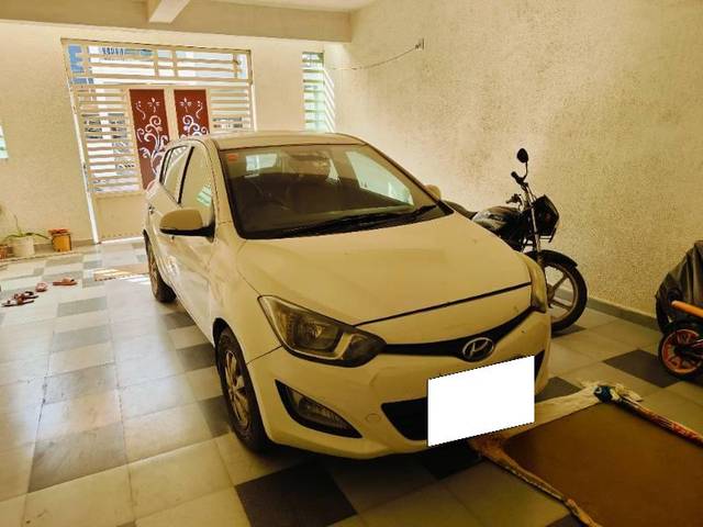 https://images10.gaadi.com/usedcar_image/4231670/original/processed_43db1a3b-4685-47ea-93a6-79d2cb44a29f.jpg?imwidth=6400