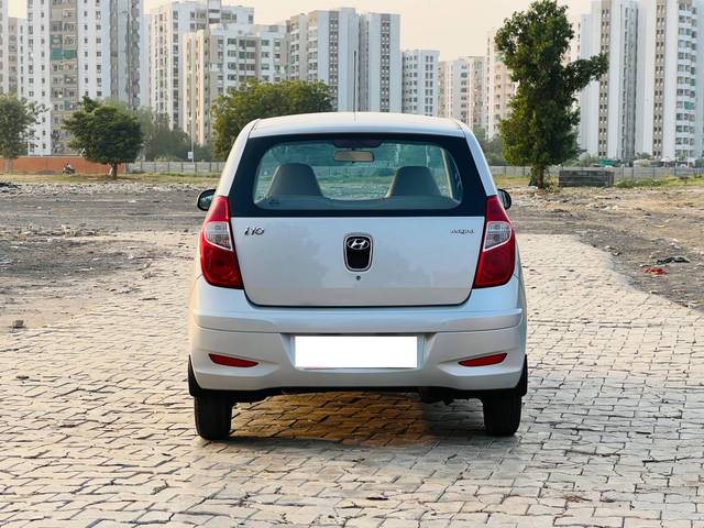 https://images10.gaadi.com/usedcar_image/4231808/original/processed_f41a21aeb04478fb8f70f626ee634072.jpg?imwidth=6402