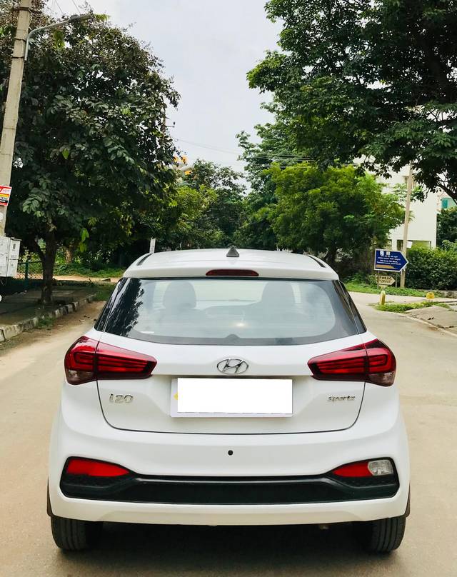 https://images10.gaadi.com/usedcar_image/4231884/original/processed_4f3e2fc05488e222e53c4955fc6e24df.jpg?imwidth=6402