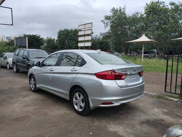 https://images10.gaadi.com/usedcar_image/4231888/original/processed_548bdff0cacf1b25af5a9634cab0a7ef.jpeg?imwidth=6402