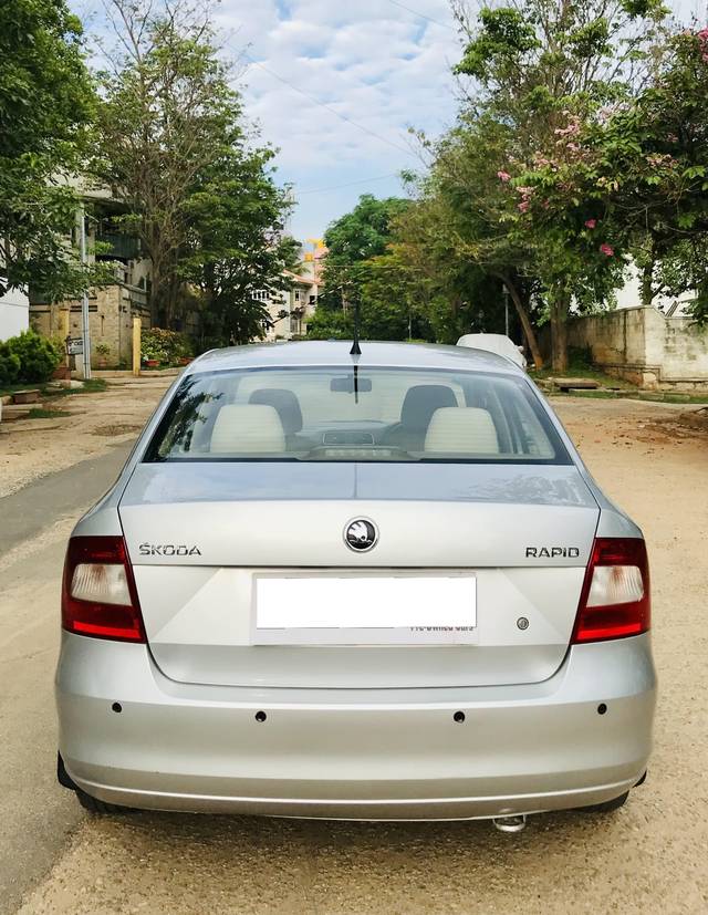 https://images10.gaadi.com/usedcar_image/4231890/original/processed_6b7387b6439a6cba1989edf4ded7f7a7.jpg?imwidth=6402