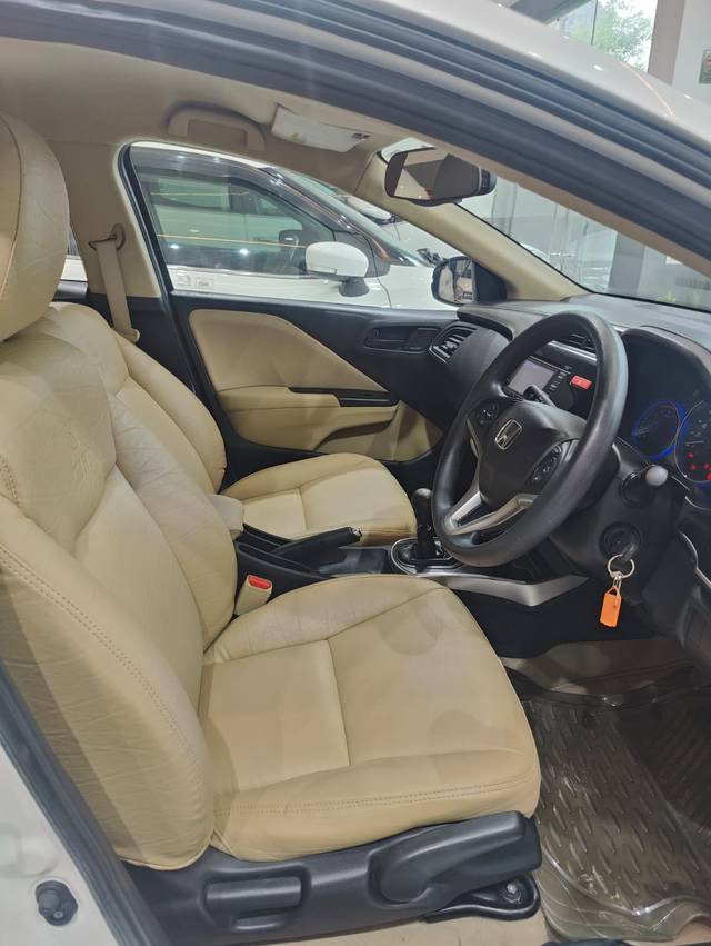 https://images10.gaadi.com/usedcar_image/4231998/original/23f6e754f355e6276eccec8c70782457.jpg?imwidth=6401