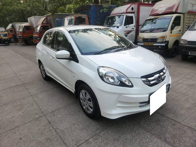 https://images10.gaadi.com/usedcar_image/4232150/original/processed_56344f6b72a98402066462da5f265d26.jpg?imwidth=6400