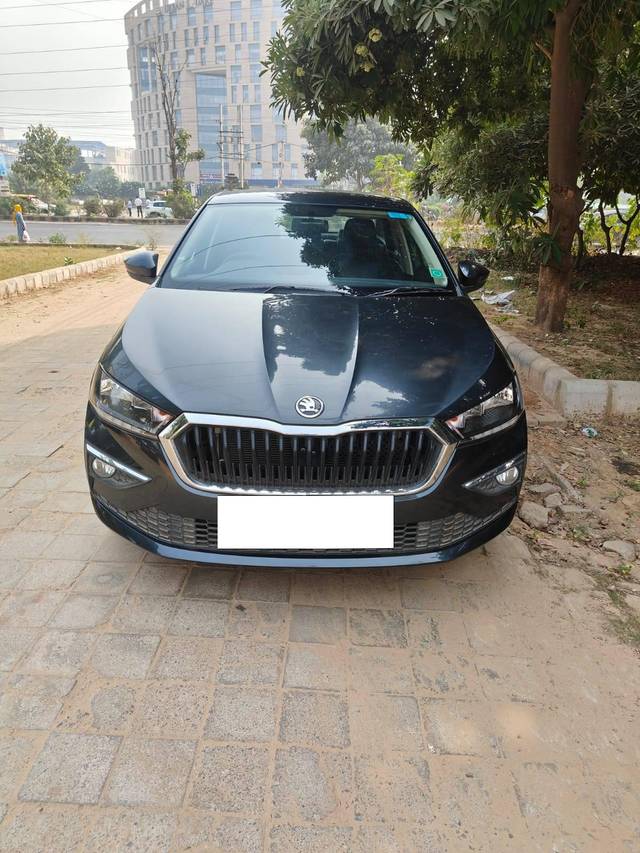 https://images10.gaadi.com/usedcar_image/4232169/original/processed_ca8d3241723a49e85ee2865db09736d5.jpg?imwidth=6402