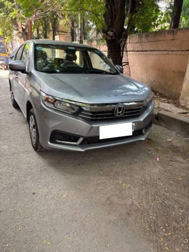 https://images10.gaadi.com/usedcar_image/4232246/original/processed_1bd3d816-6c9a-449c-a215-966e60c836ff.jpg?imwidth=6400