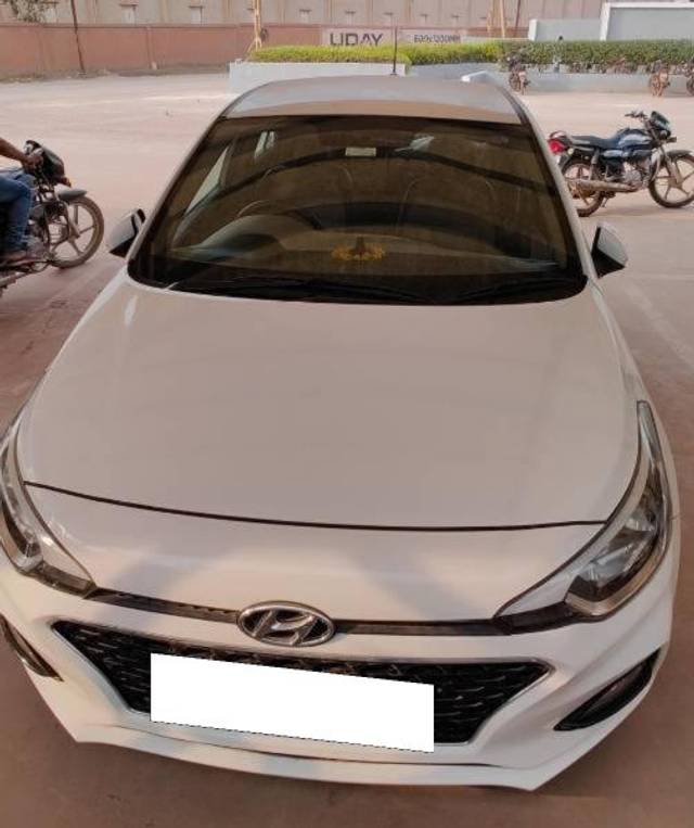 https://images10.gaadi.com/usedcar_image/4232282/original/processed_0755e253-8ced-4f25-8268-6e1087d8cbe8.jpeg?imwidth=6400