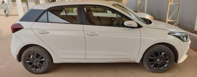 https://images10.gaadi.com/usedcar_image/4232282/original/processed_209aaac3-f222-4418-b1cc-b769b4838452.jpeg?imwidth=6401