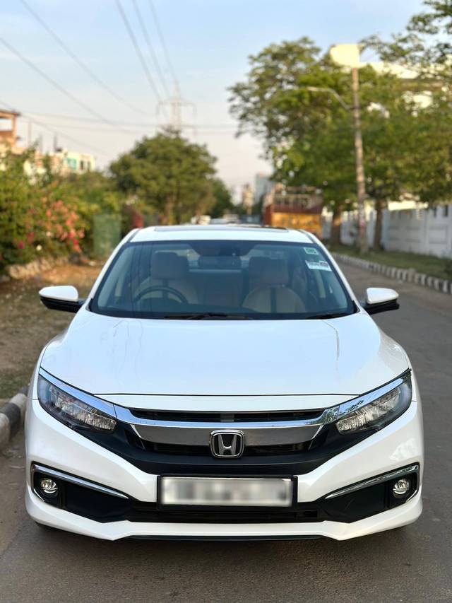 https://images10.gaadi.com/usedcar_image/4232402/original/processed_859daa4c23ca41e145c3d1921635fb48.jpg?imwidth=6400