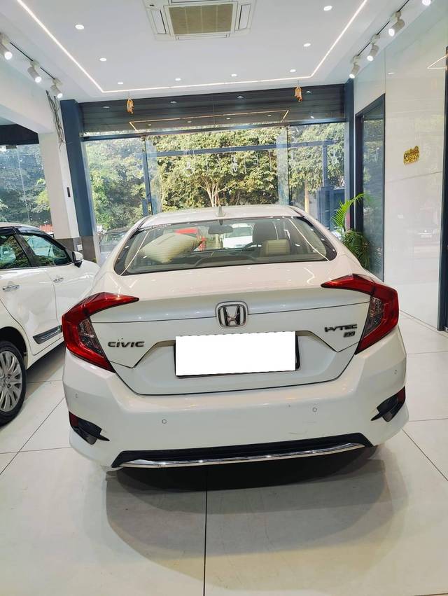 https://images10.gaadi.com/usedcar_image/4232402/original/processed_8756ad86d59dad936b6c6621bfd2da53.jpg?imwidth=6401