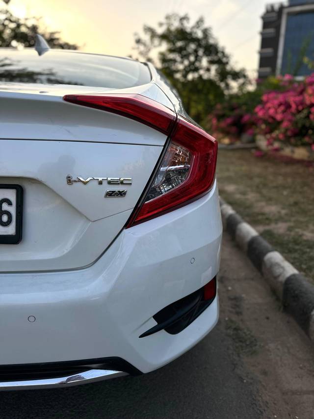 https://images10.gaadi.com/usedcar_image/4232402/original/processed_ade39b3056a340a9713ab4830b3cfdee.jpg?imwidth=6401