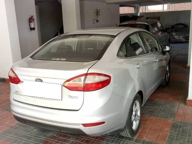 https://images10.gaadi.com/usedcar_image/4232491/original/processed_6c42bc29-7058-4b40-9750-70c6250031af.jpg?imwidth=6402